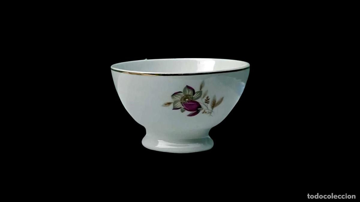 Vintage: Bol de Porcelana Blanca con Flor Malva y Filo Dorado &ndash; Estilo Mid-Century Europeo &ndash; A&ntilde;os 50/60