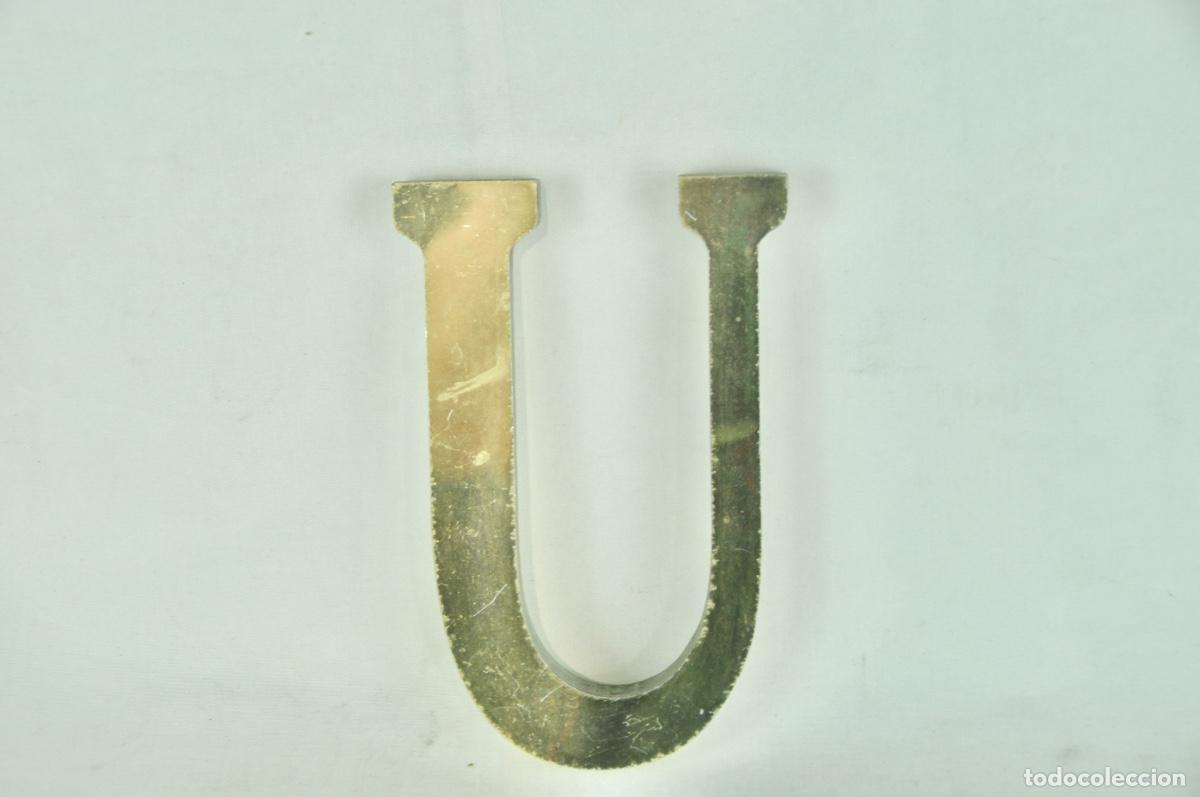 Vintage: Letra U pl&aacute;stico pintada de dorado - Foto 2