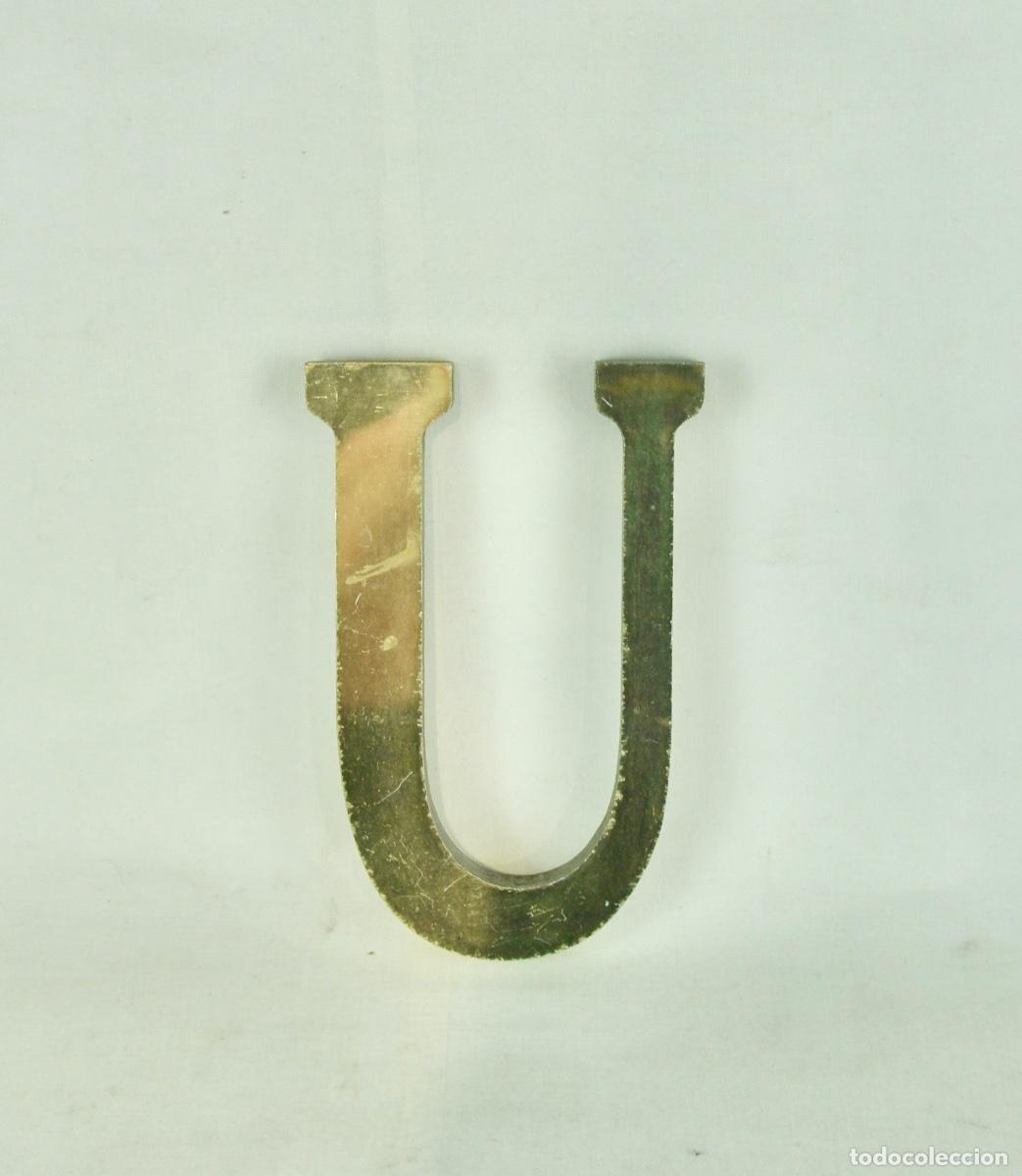 Vintage: Letra U pl&aacute;stico pintada de dorado - Foto 1