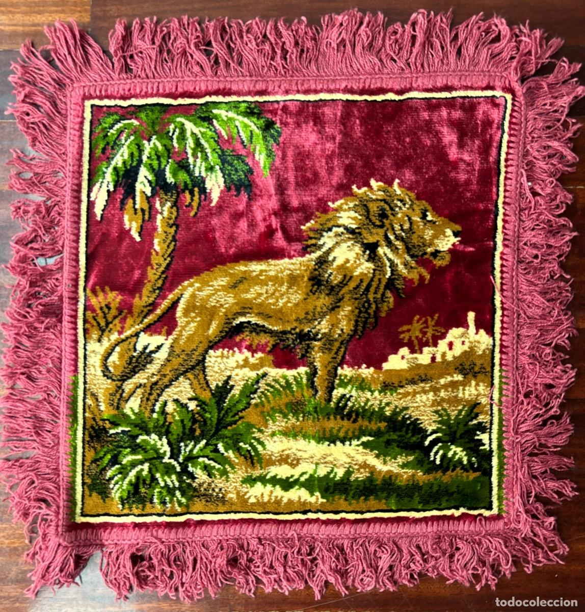 Vintage: Lote 2 fundas de coj&iacute;n vintage terciopelo con flecos 45x45 &ndash; Le&oacute;n y escena de mercado