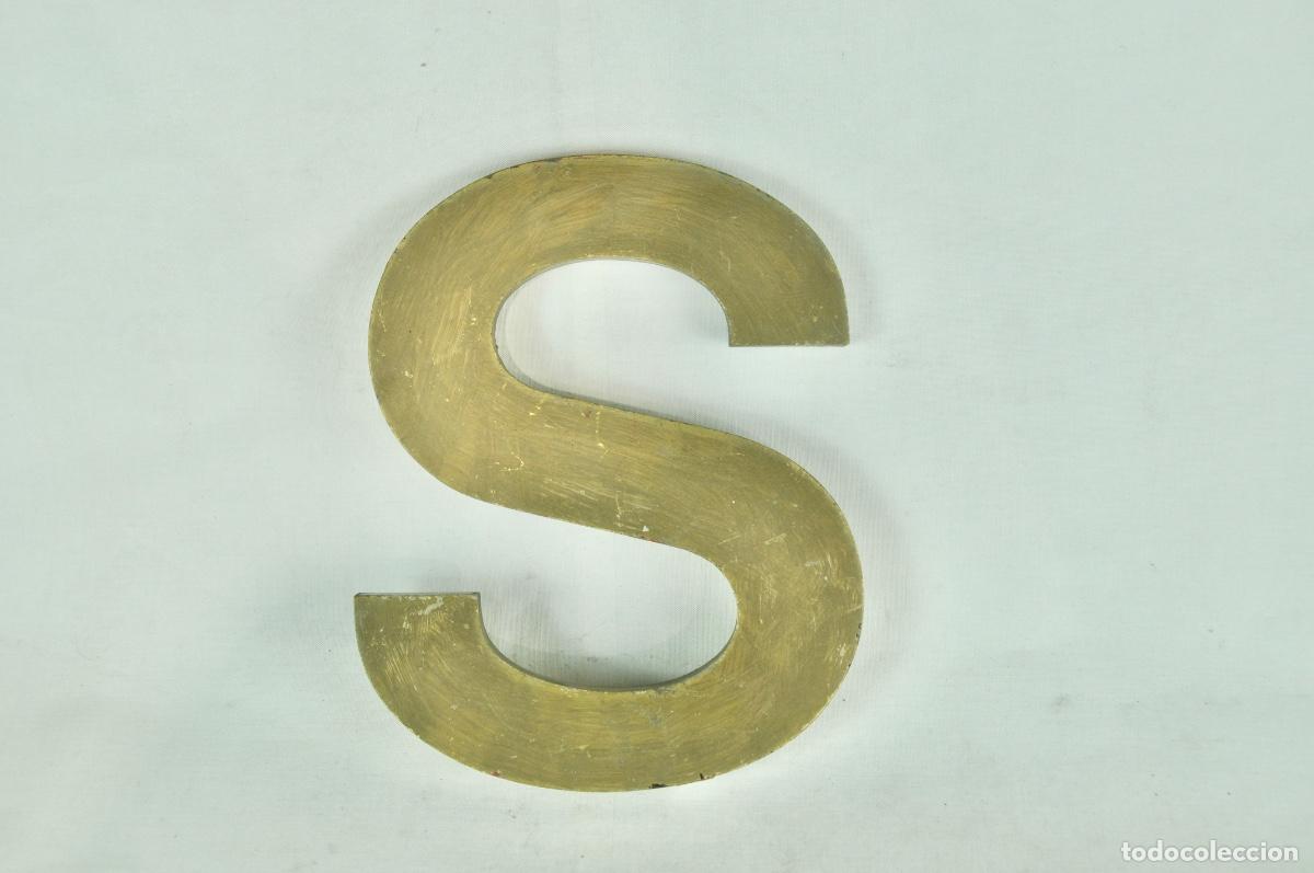 Vintage: Letra en pl&aacute;stico pintada de dorado - Foto 1