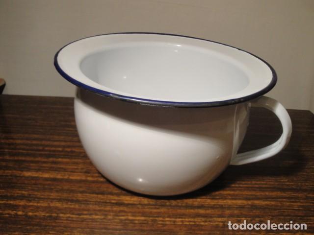 Vintage: Orinal met&aacute;lico esmaltado blanco. Antiguo. Nuevo.