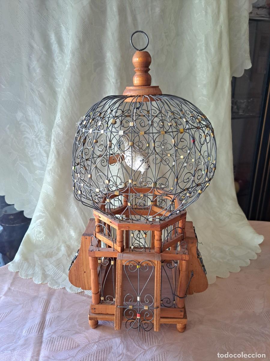 Vintage: Preciosa jaula de madera y metal estilo victoriano, con pajaro de metal en el interior, decoraci&oacute;n.