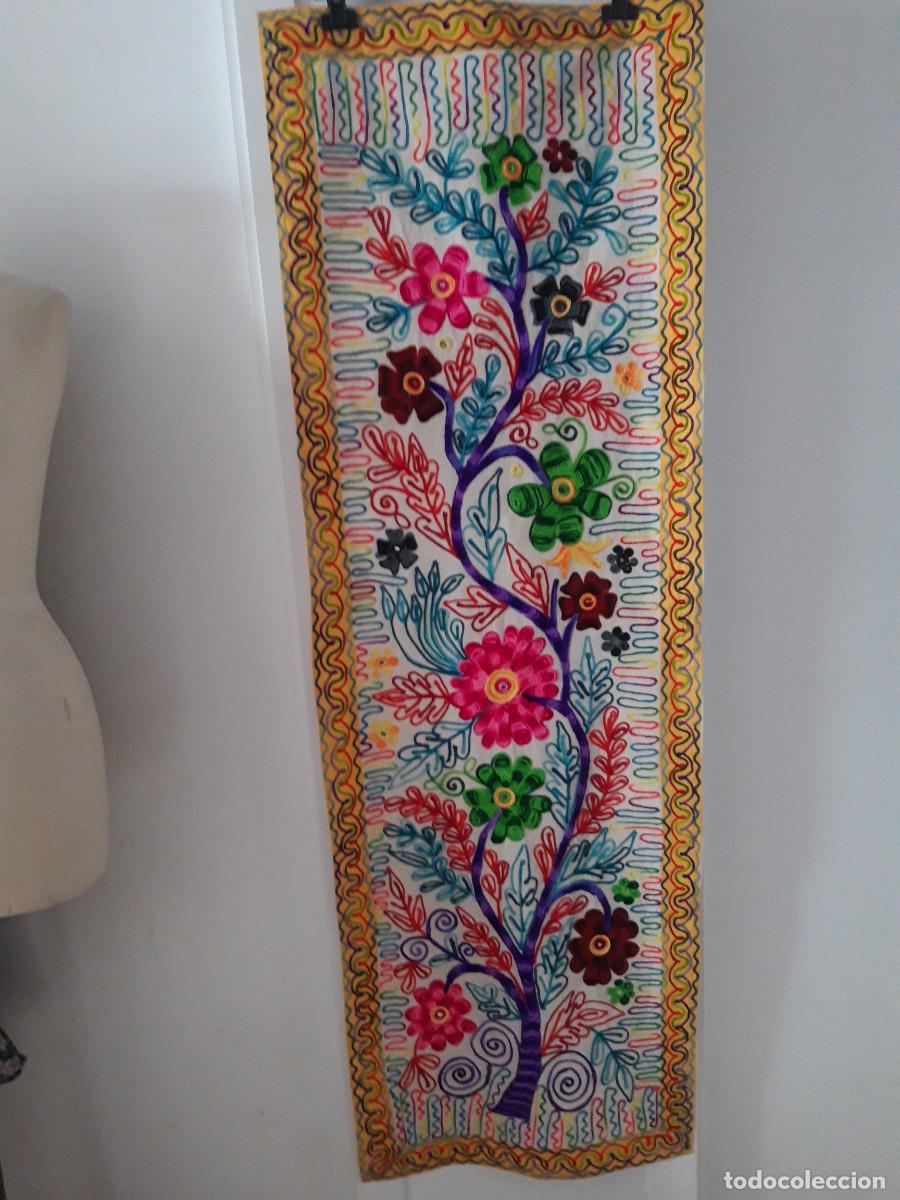 Vintage: Tapiz o camino de mesa, bordado en India.