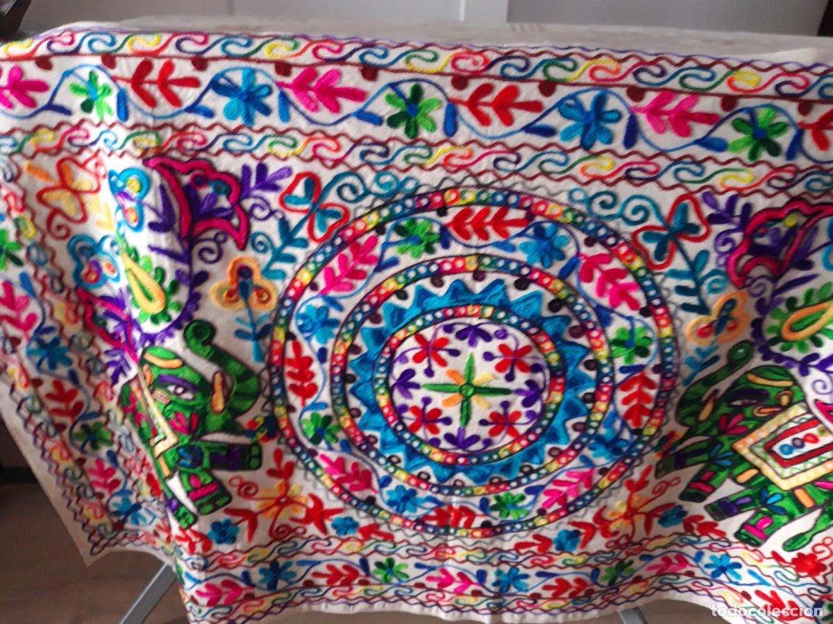 Vintage: Tapiz o cubre mueble en algodon bordado en India.