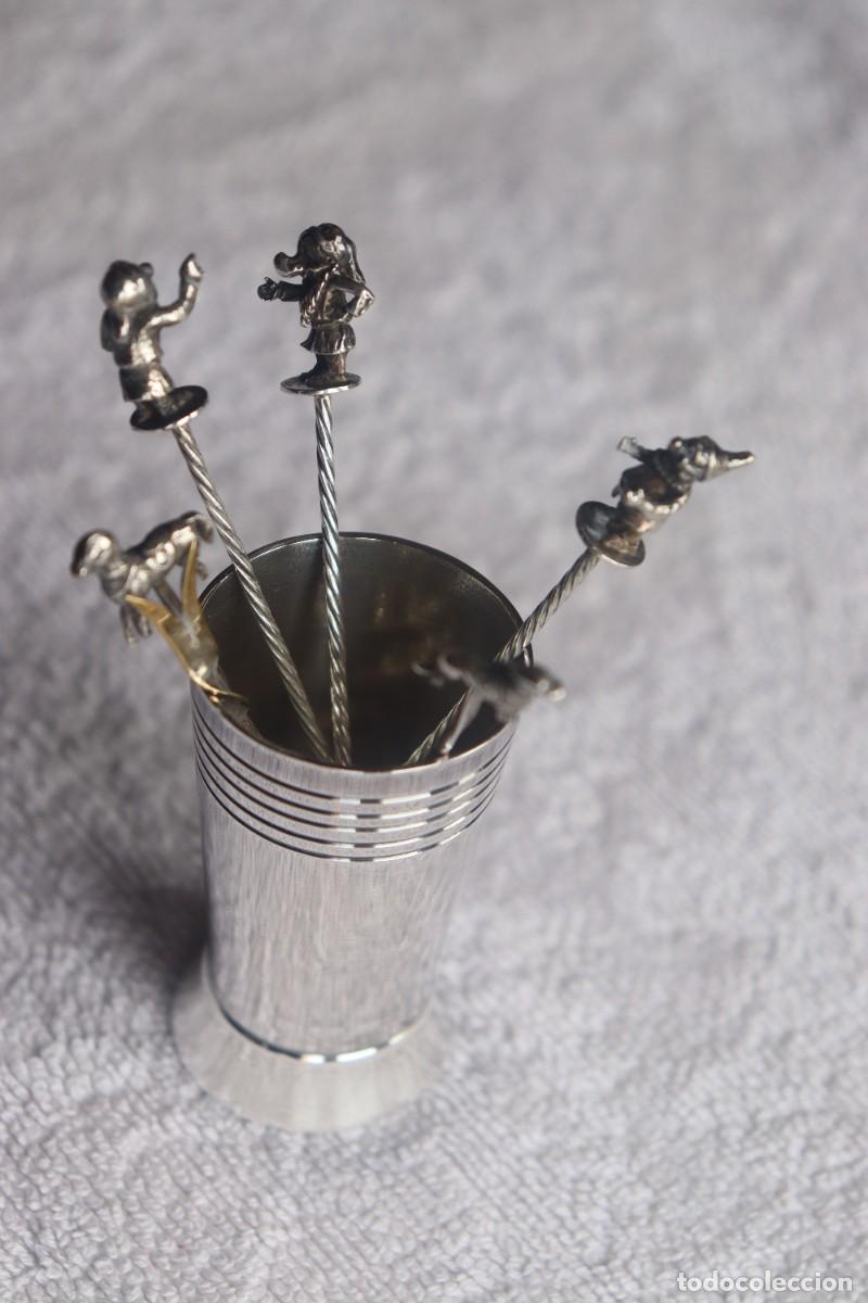 Vintage: Juego vintage de pinchos cocktail en alpaca con soporte y figuras miniatura