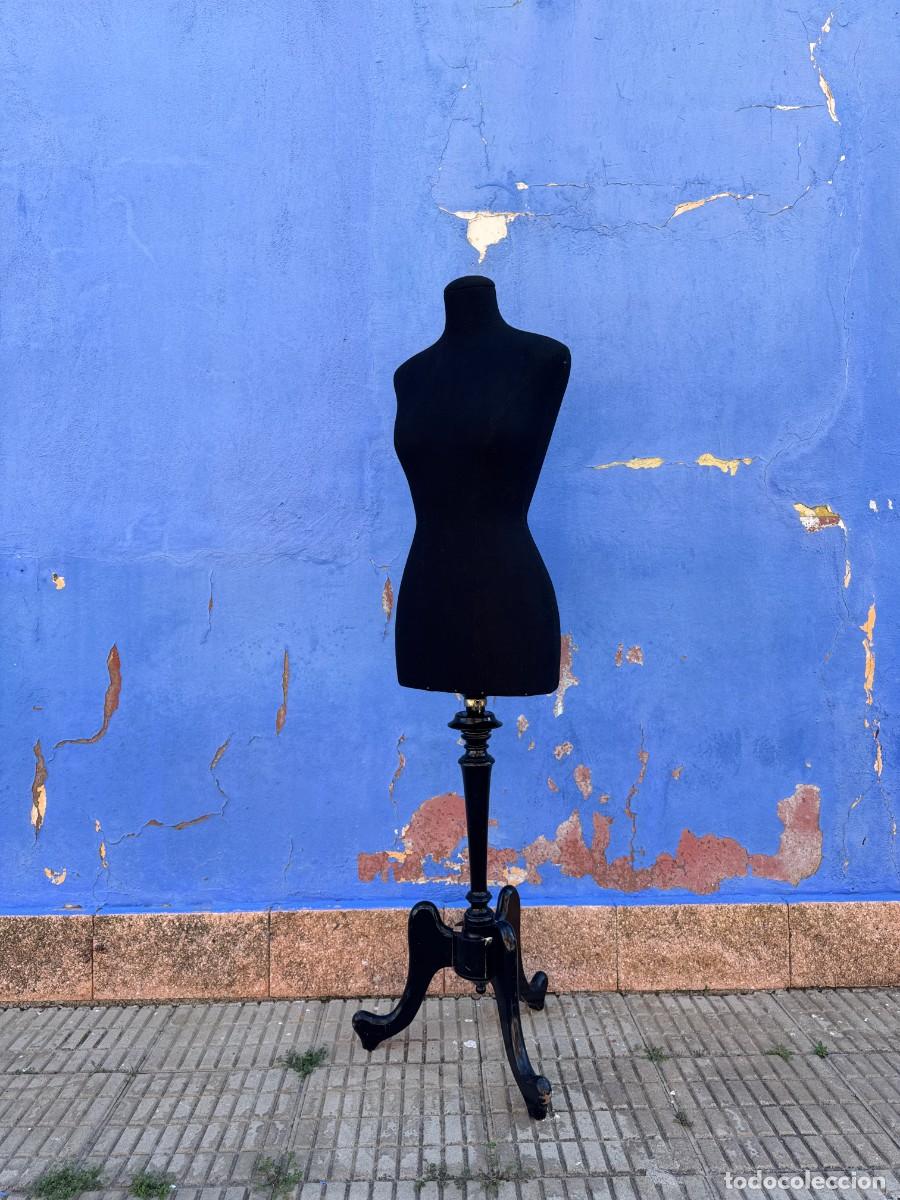Vintage: Maniqu&iacute; a&ntilde;os 60 con soporte de madera