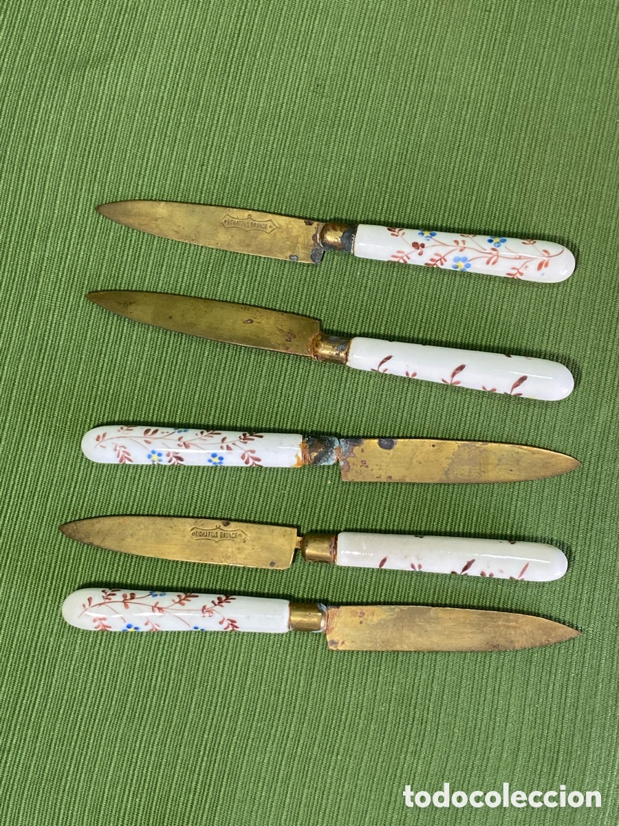 Vintage: 5 cuchillos de postre antiguos Uchatius bronce. Cubierto cocina. Empu&ntilde;adura de porcelana.