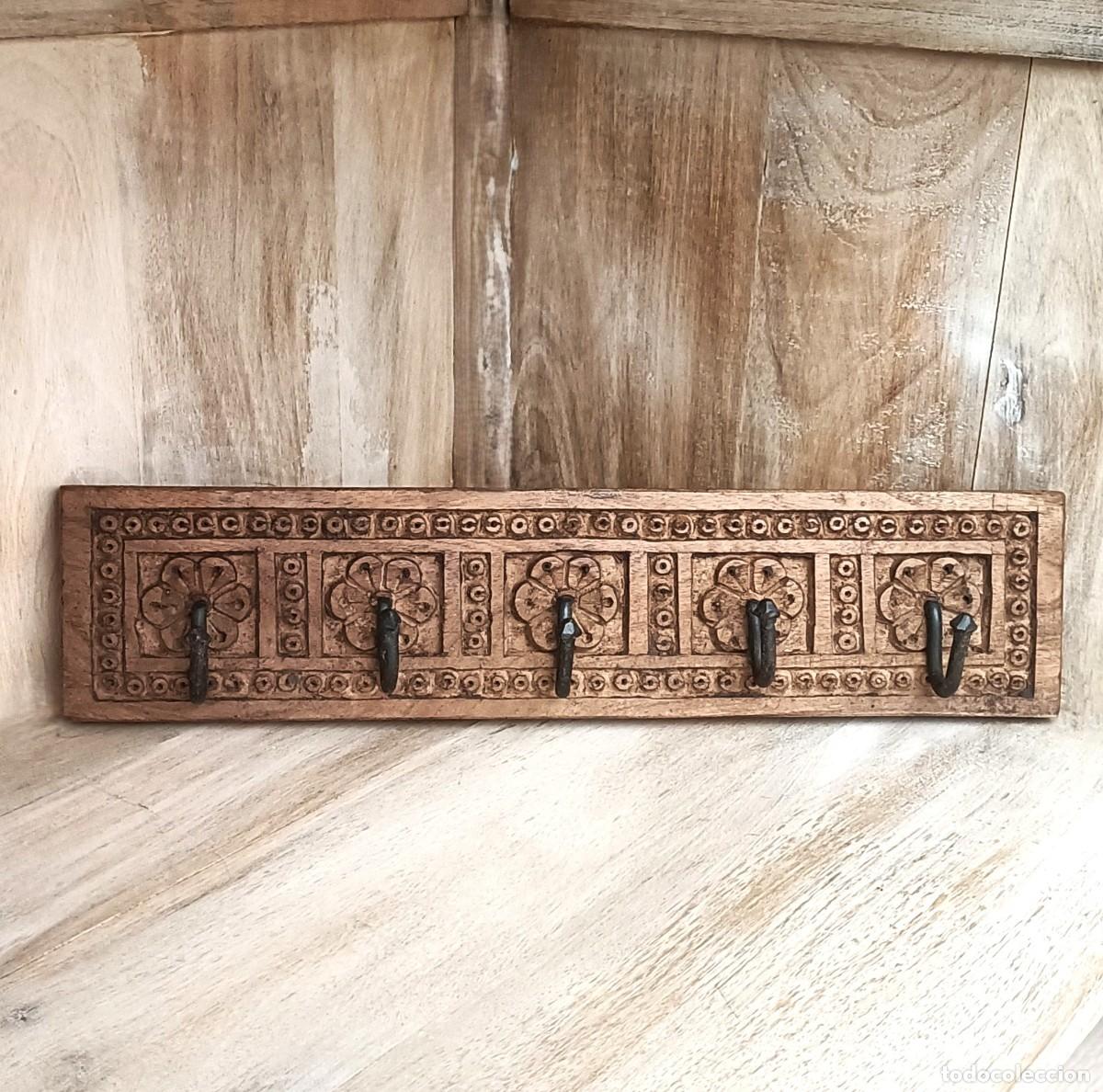 Vintage: perchero de madera labrada