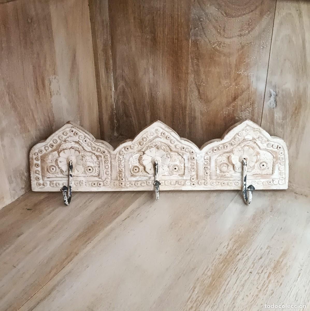 Vintage: perchero de madera labrada