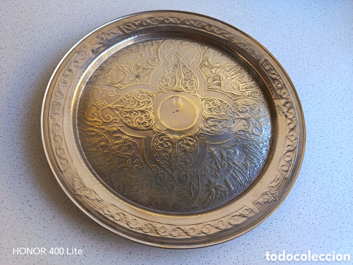 Vintage: Bandeja decorativa de lat&oacute;n grabado estilo marroqu&iacute; o ar&aacute;bigo