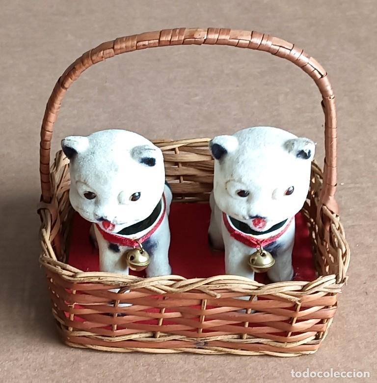 Vintage: Pareja de gatitos de cabeza basculante - Cesta de mimbre - Los gatitos aterciopelados