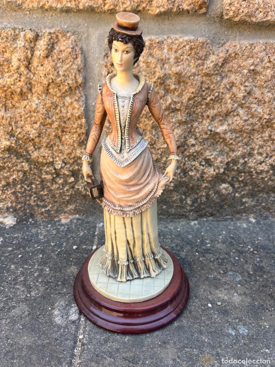 Vintage: SE&Ntilde;ORA DE EPOCA CON BOLSITO. Figura de resina.