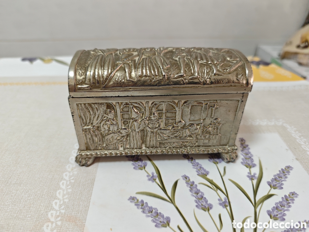 Vintage: Bonito cofre en metal y terciopelo