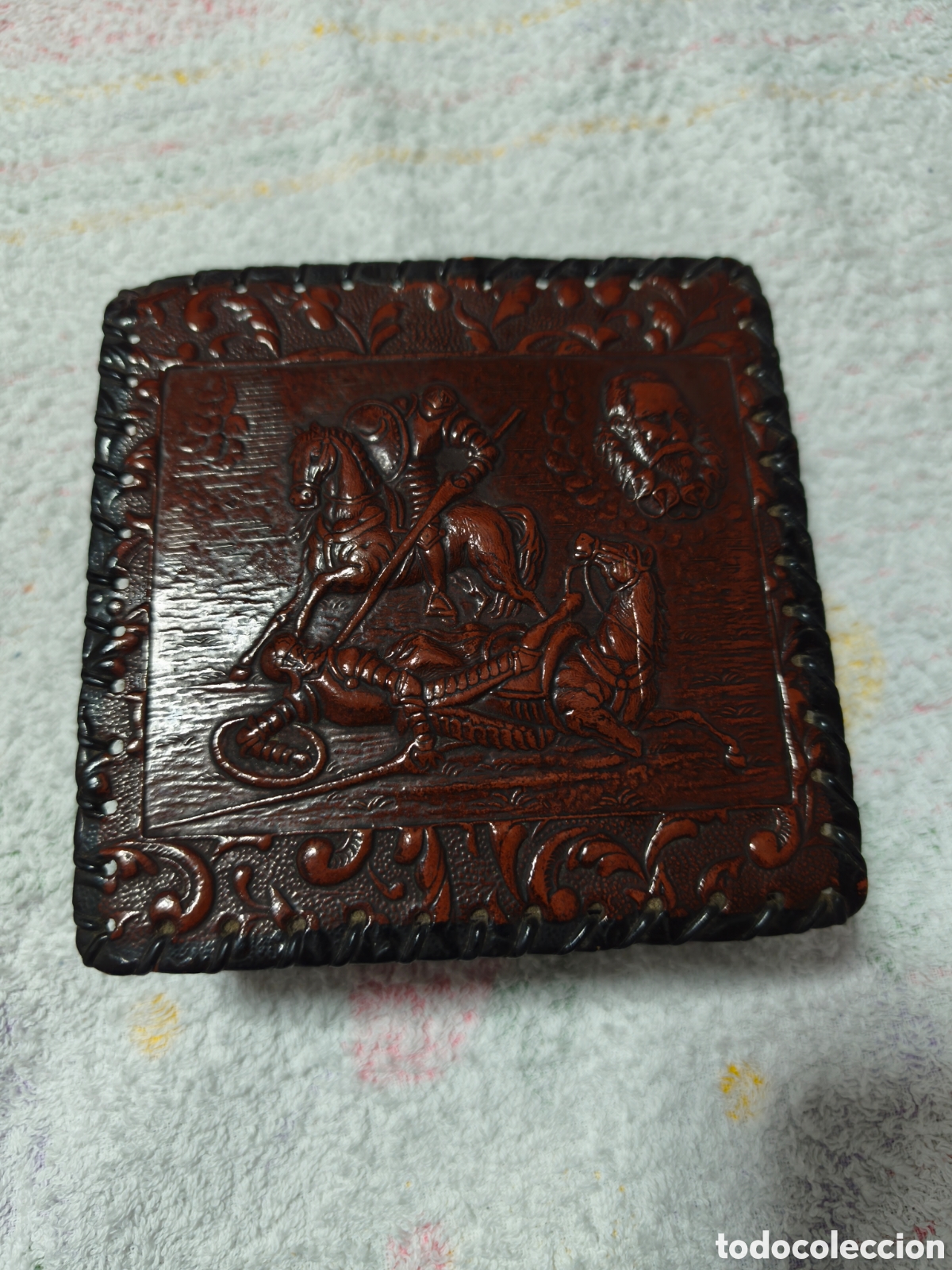 Vintage: Antigua caja de cigarros en cuero repujado.Escena del Quijote y Cervantes.