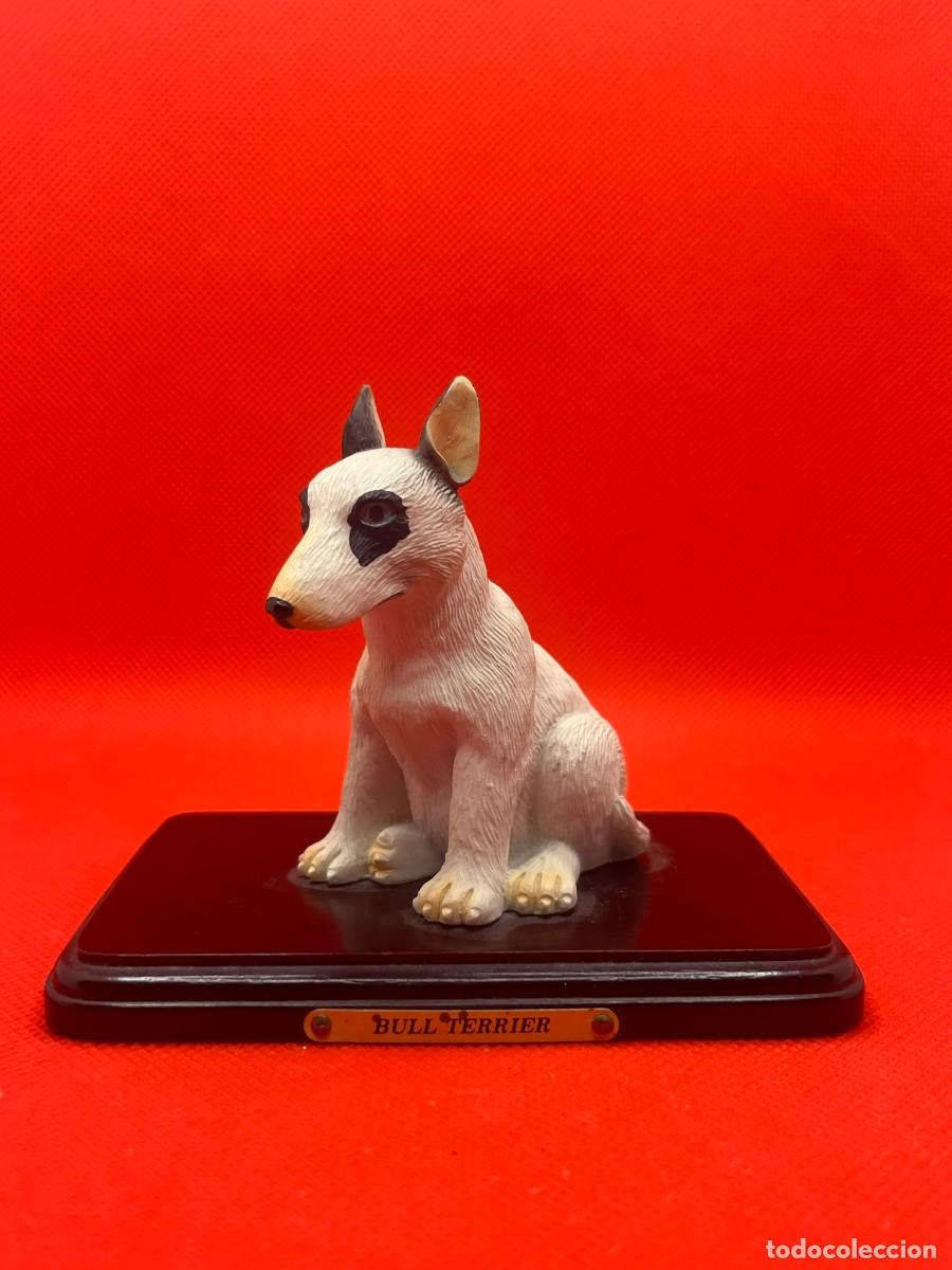 Vintage: Elegante Escultura Cin&oacute;fila de Bull Terrier en Resina sobre Peana de Madera - C. 1990