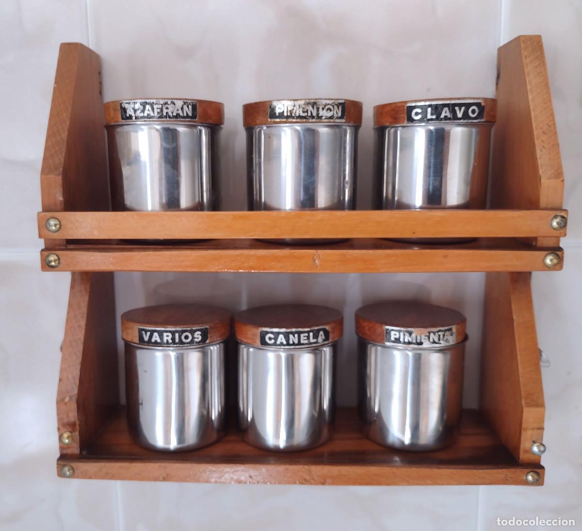 Vintage: ESPECIERO colgante de madera 25x23 cm con 6 tarros de acero inox tapa de madera. A&ntilde;os 60 - Especias