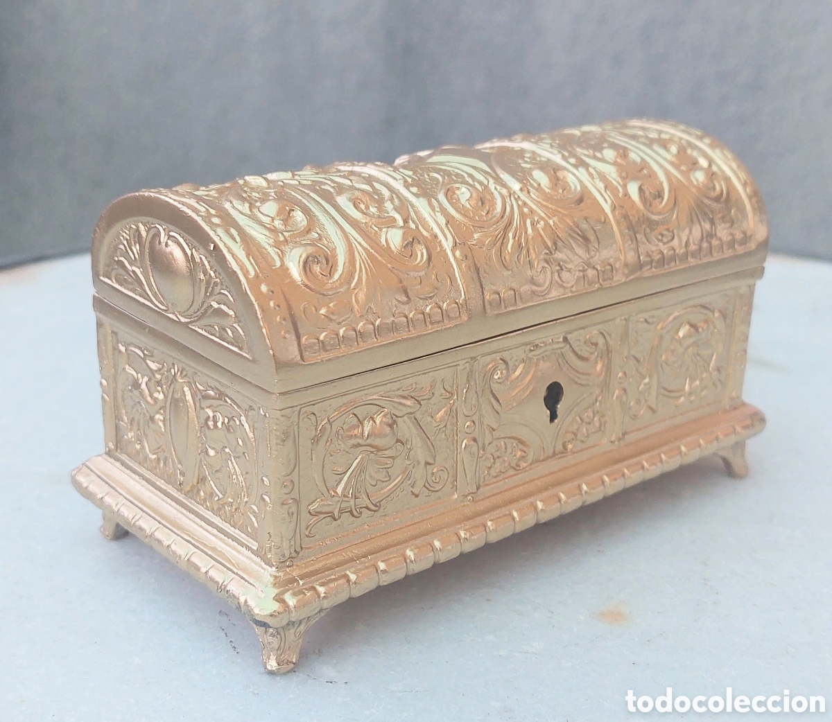 Vintage: Bonito cofre en metal repujado