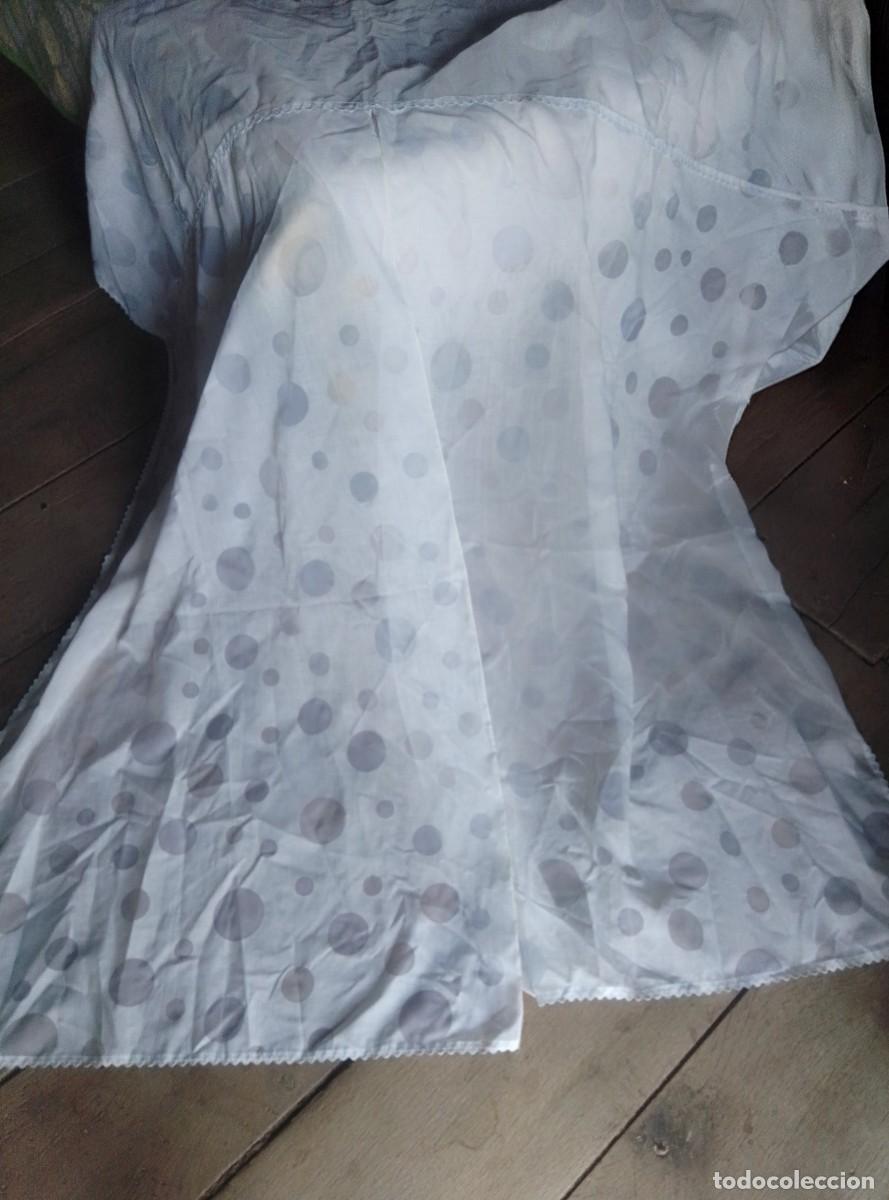 Vintage: Visillo vintage de lunares o topos. Abierto a la mitad. Medidas: