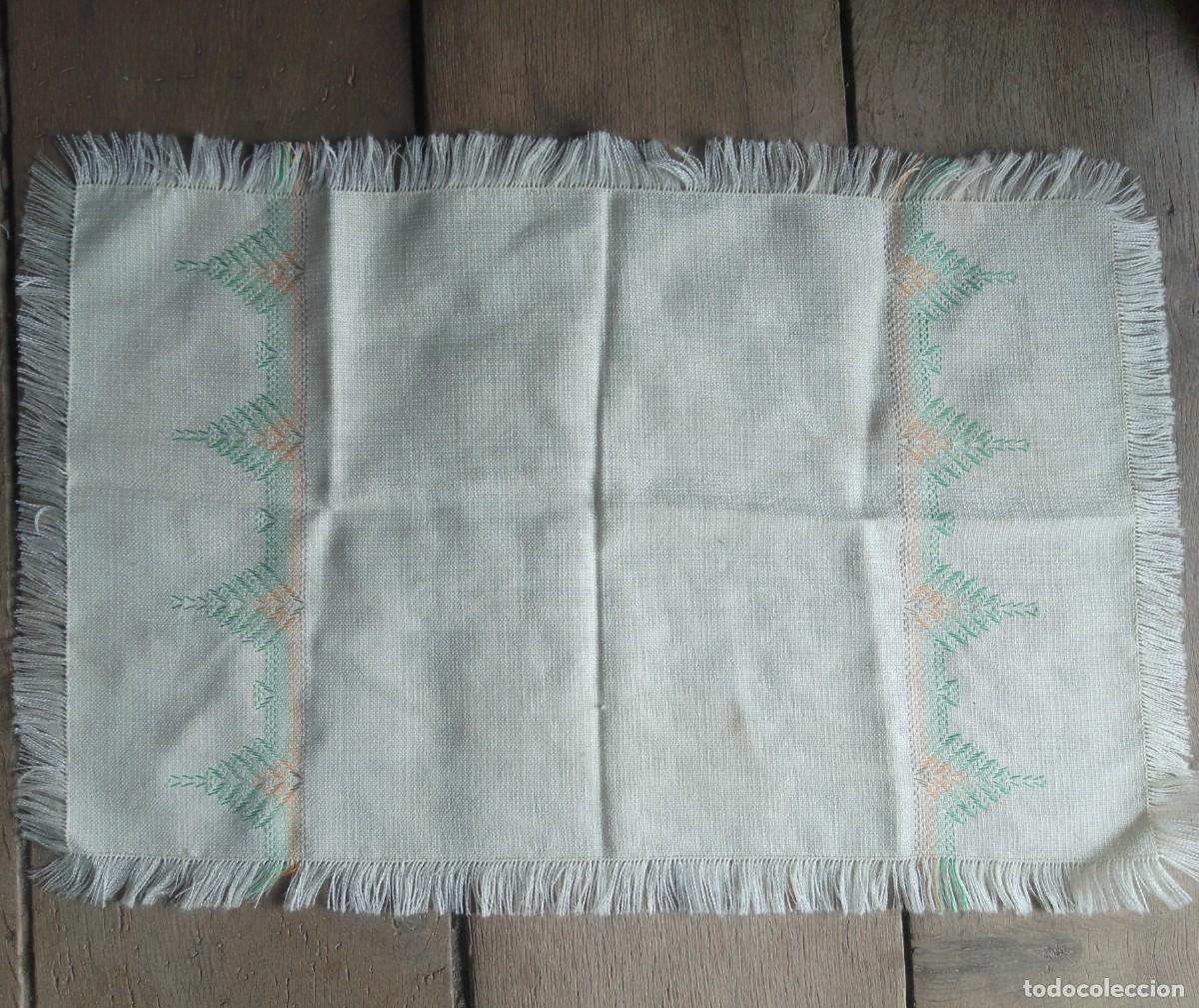 Vintage: Sencillo mantel individual bordado a mano. Vintage. Medidas: