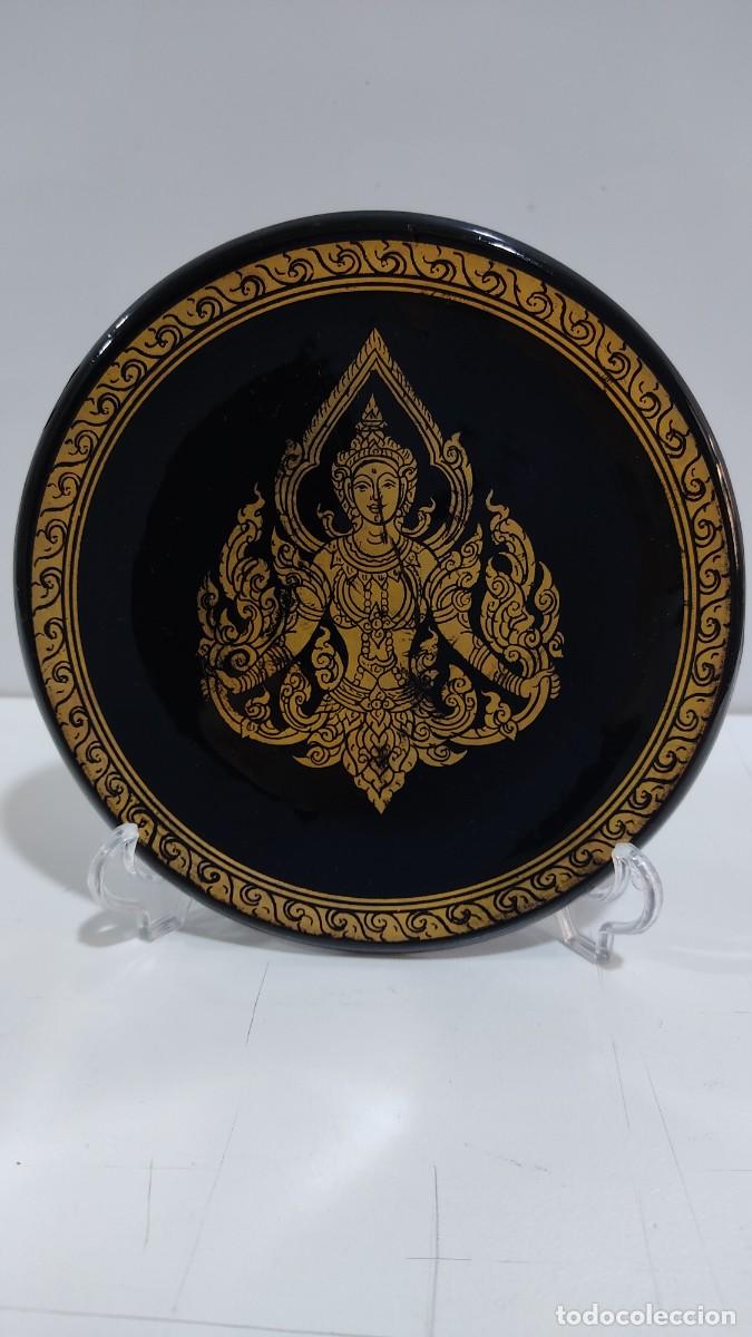 Vintage: 1206 PLATO DE MADERA, LACADO EN NEGRO, DECORADO EN ORO, MOTIVO CENTRAL DEIDAD HINDU, A&Ntilde;OS 90