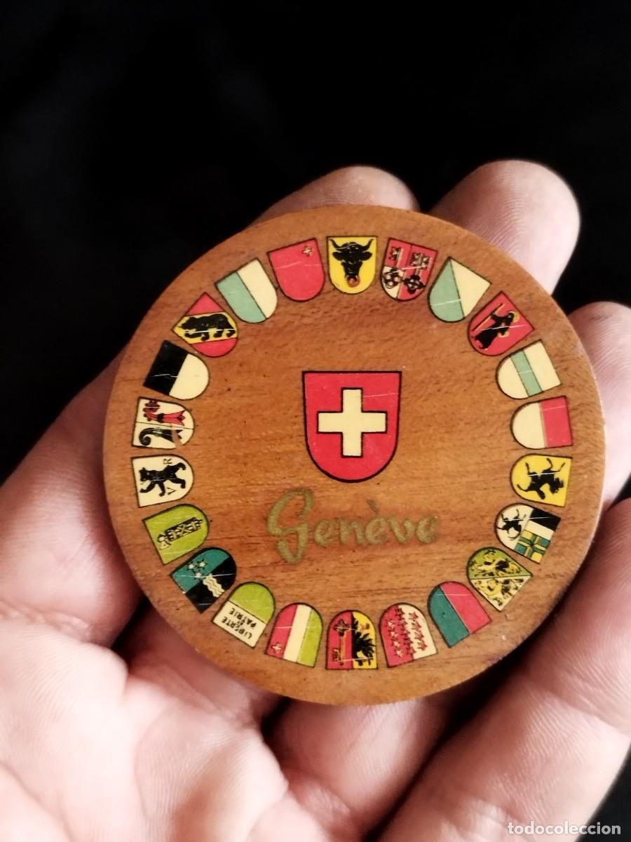 Vintage: Antigua madera decorativa de suiza. Redonda con banderas.