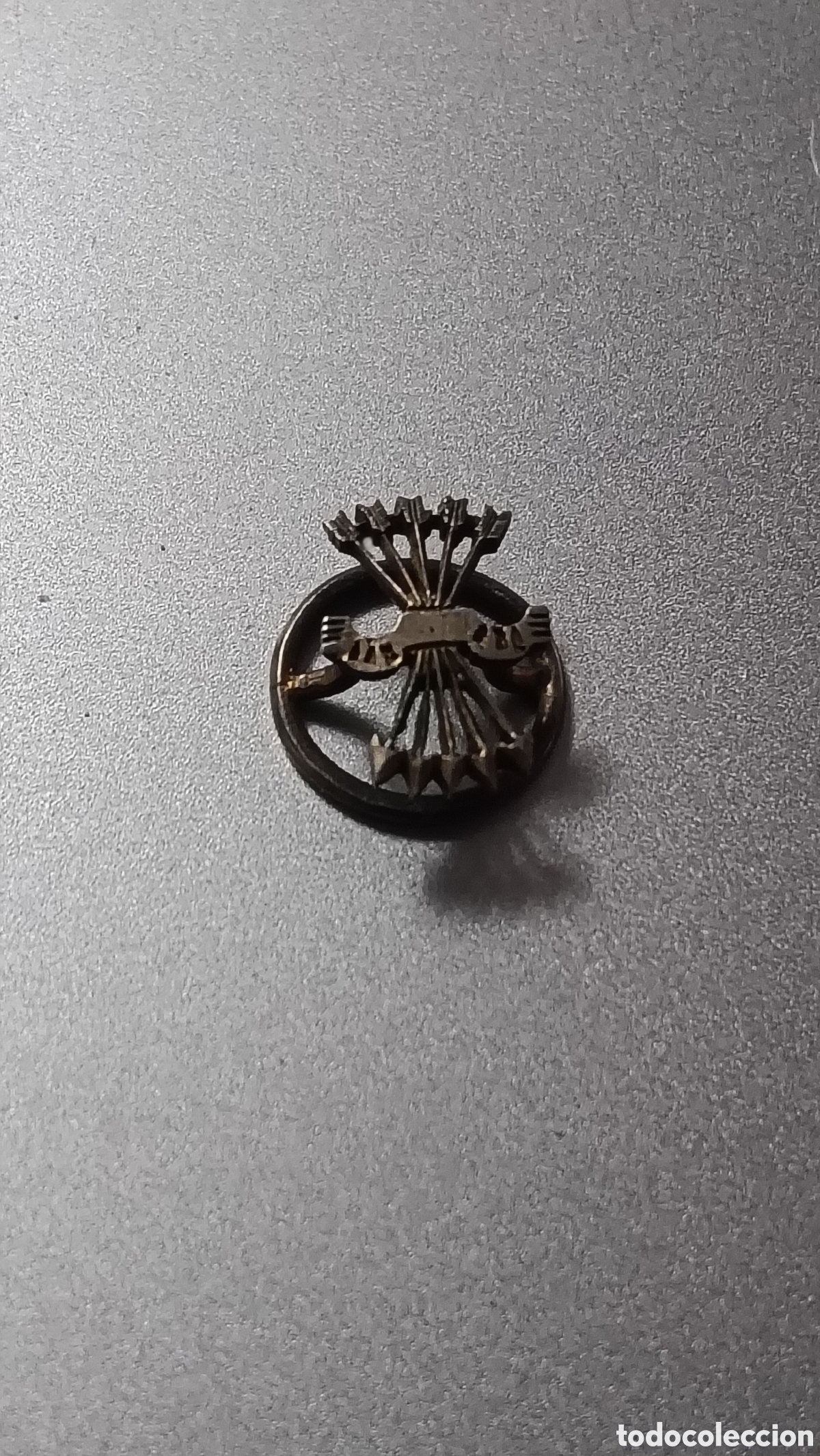 Vintage: Pin Insignia Falange Flechas y Yugo