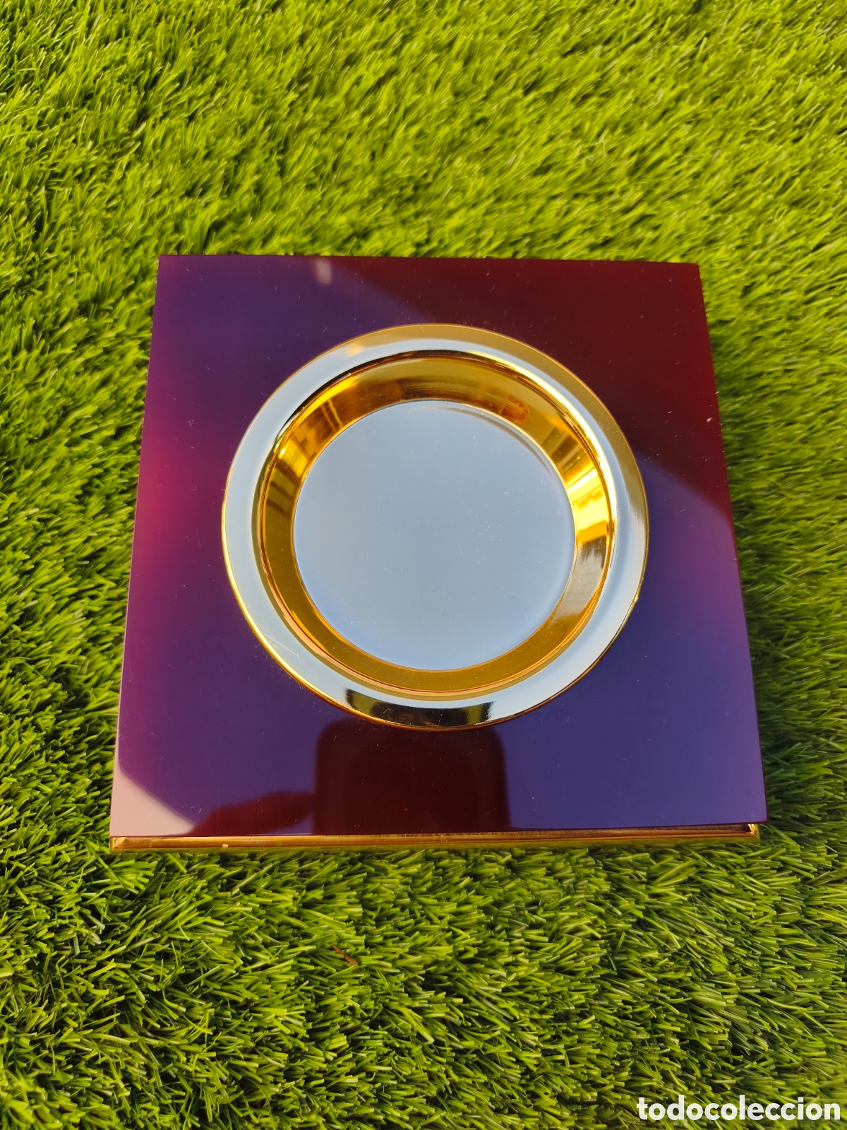 Vintage: Cenicero de dise&ntilde;o vintage Pierre Cardin (A&ntilde;os 70) - Metacrilato borgo&ntilde;a y lat&oacute;n dorado