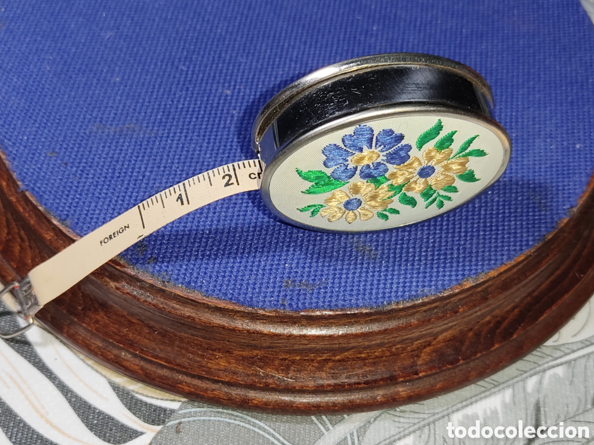 Vintage: Peque&ntilde;o metro de costura con bordado flores y bot&oacute;n de recogida.