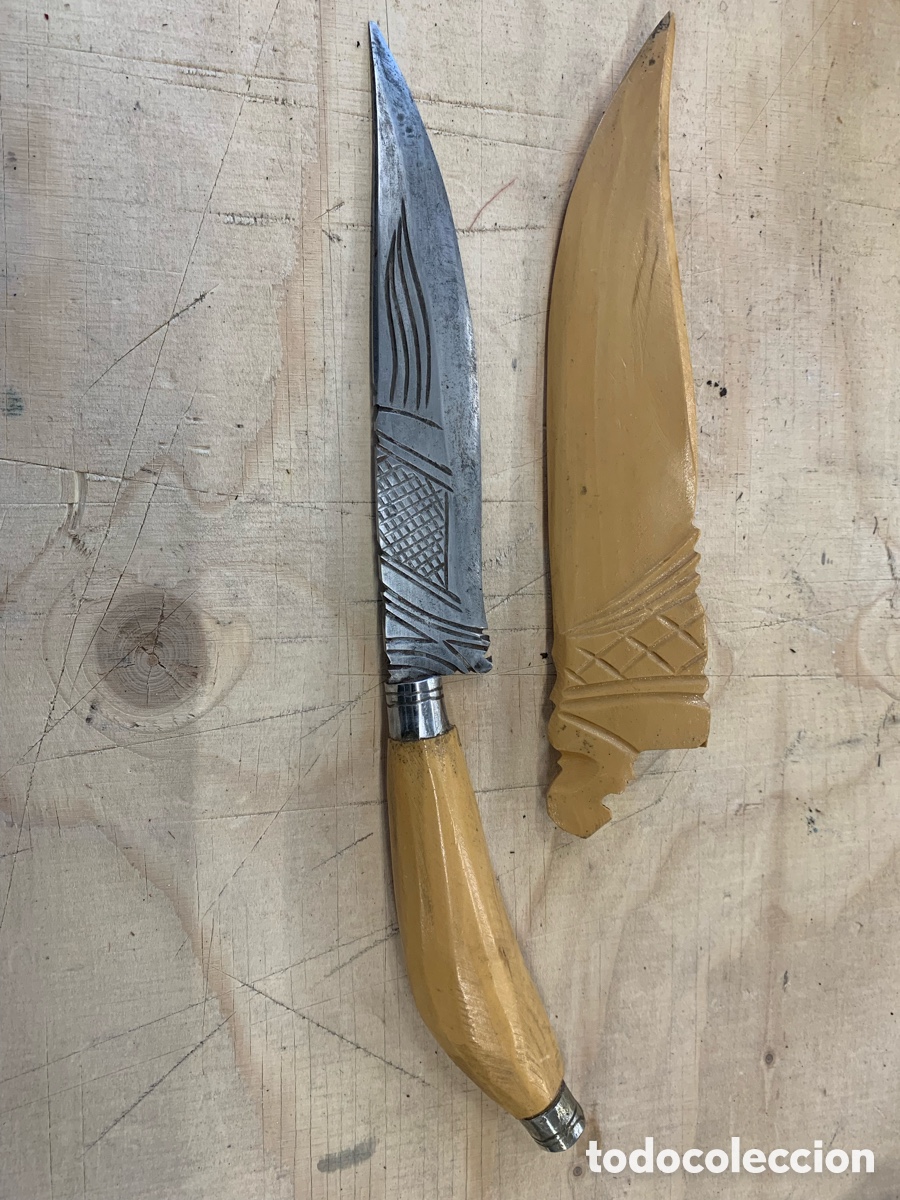 Vintage: Cuchillo con funda de madera antiguo pero sin usar