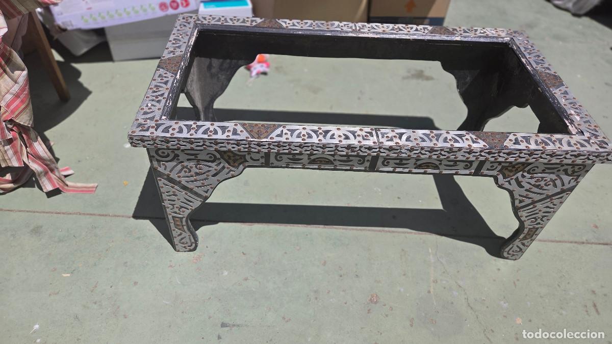 Vintage: mesa arabe de madera y chapas - Foto 2