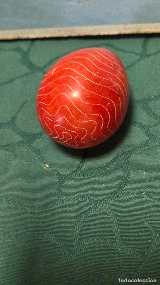 Vintage: figura de huevo de alabastro en color rojo