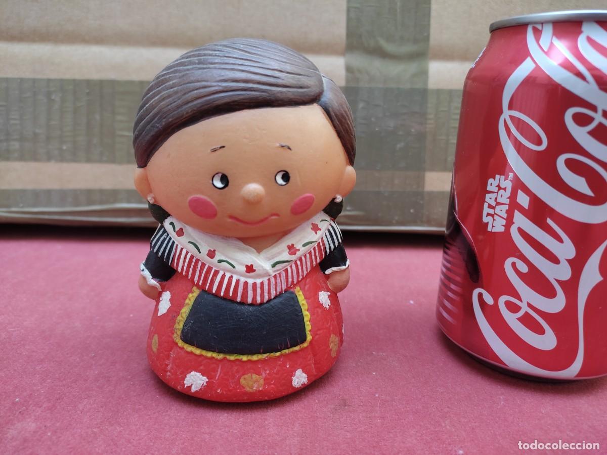 Vintage: antigua figura baturra o baturrica - aragonesa - de yeso o escayola dentro de plastico - 10,5cm alta