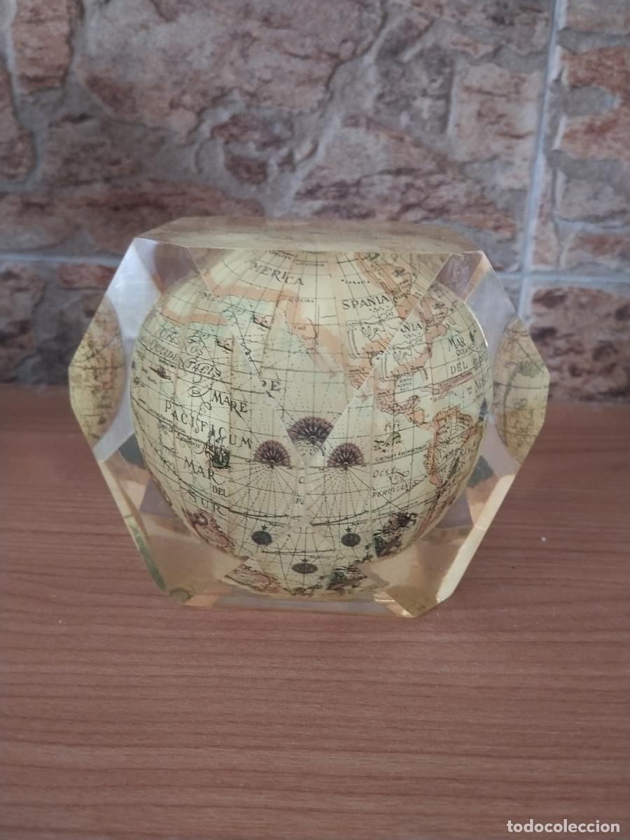 Vintage: Pisapapeles de cristal/acr&iacute;lico con globo terr&aacute;queo antiguo &ndash; Decoraci&oacute;n vintage