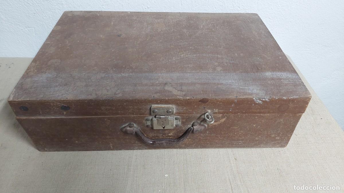 Vintage: Antigua maleta de madera