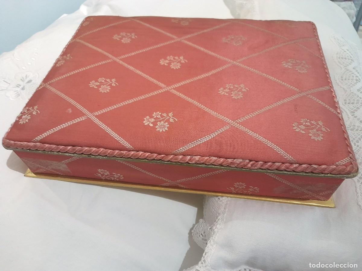 Vintage: Caja antigua cart&oacute;n forrada de seda rosa con cordon en el borde. 29,5 cm x 22 cm x 7 cm .