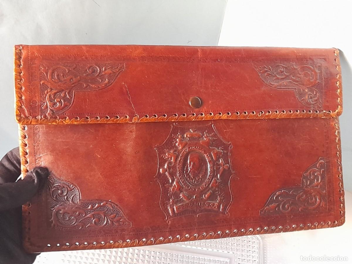 Vintage: Antigua Cartera de Piel Cuero Repujado Forro Beige Compa&ntilde;&iacute;a Espa&ntilde;ola de Seguros CERVANTES. 18 cm.