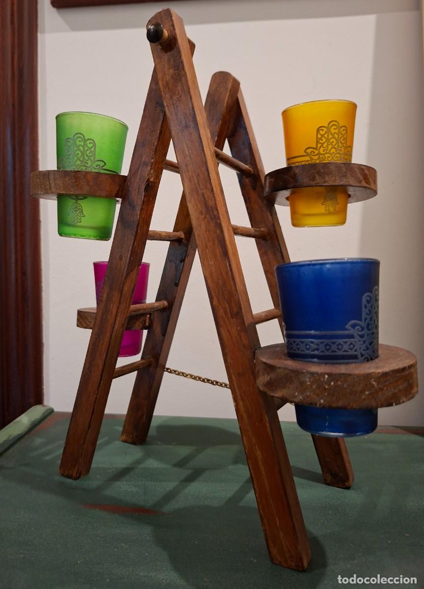 Vintage: Escalera bodeguera decorativa de madera. Homenaje ratones bebedores. Portavelas y macetero vintage