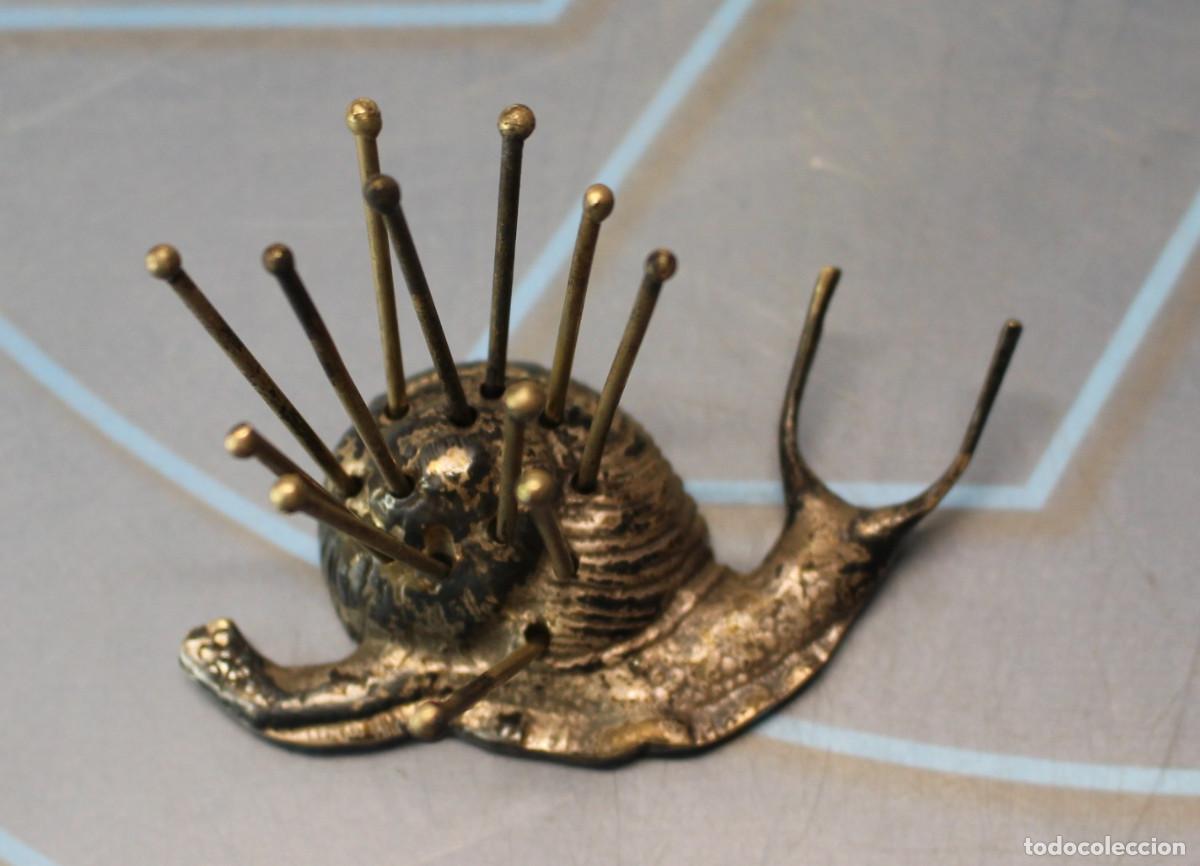 Vintage: Caracol metal plateado con pinchos para comerse a s&iacute; mismo y a sus primos.