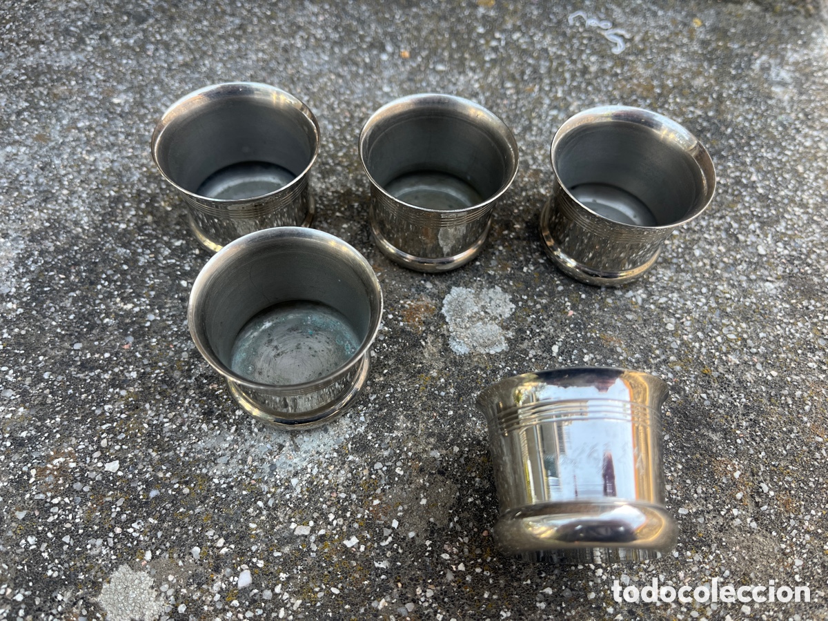 Vintage: Cinco peque&ntilde;os vasitos en metal plateado. - Foto 2