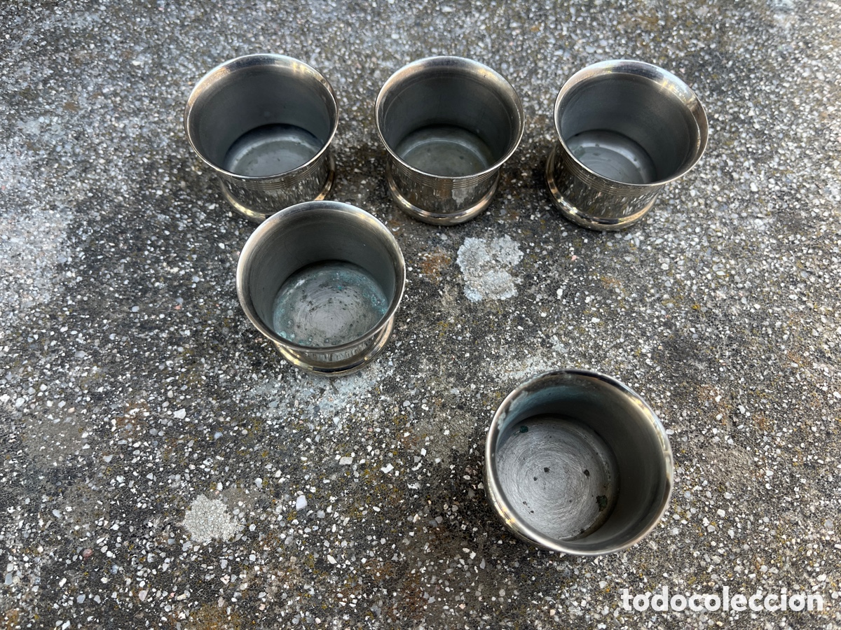Vintage: Cinco peque&ntilde;os vasitos en metal plateado. - Foto 3