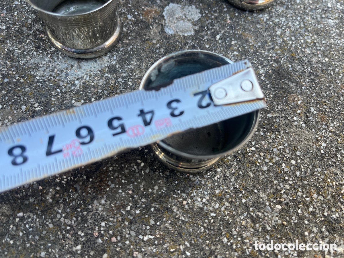 Vintage: Cinco peque&ntilde;os vasitos en metal plateado. - Foto 4