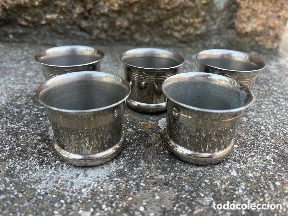 Vintage: Cinco peque&ntilde;os vasitos en metal plateado.