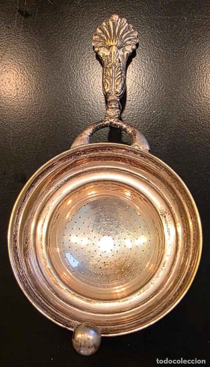 Vintage: Colador de T&eacute; Antiguo Plateado con Mango Ornamentado de Estilo Cl&aacute;sico