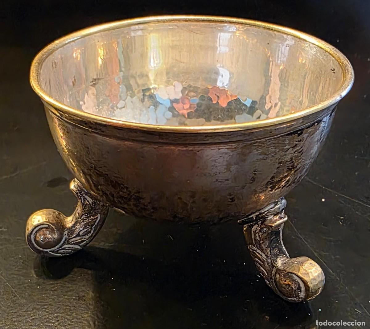 Vintage: Salero Antiguo de Mesa en Metal Plateado con Patas Decoradas y Acabado Martel&eacute;