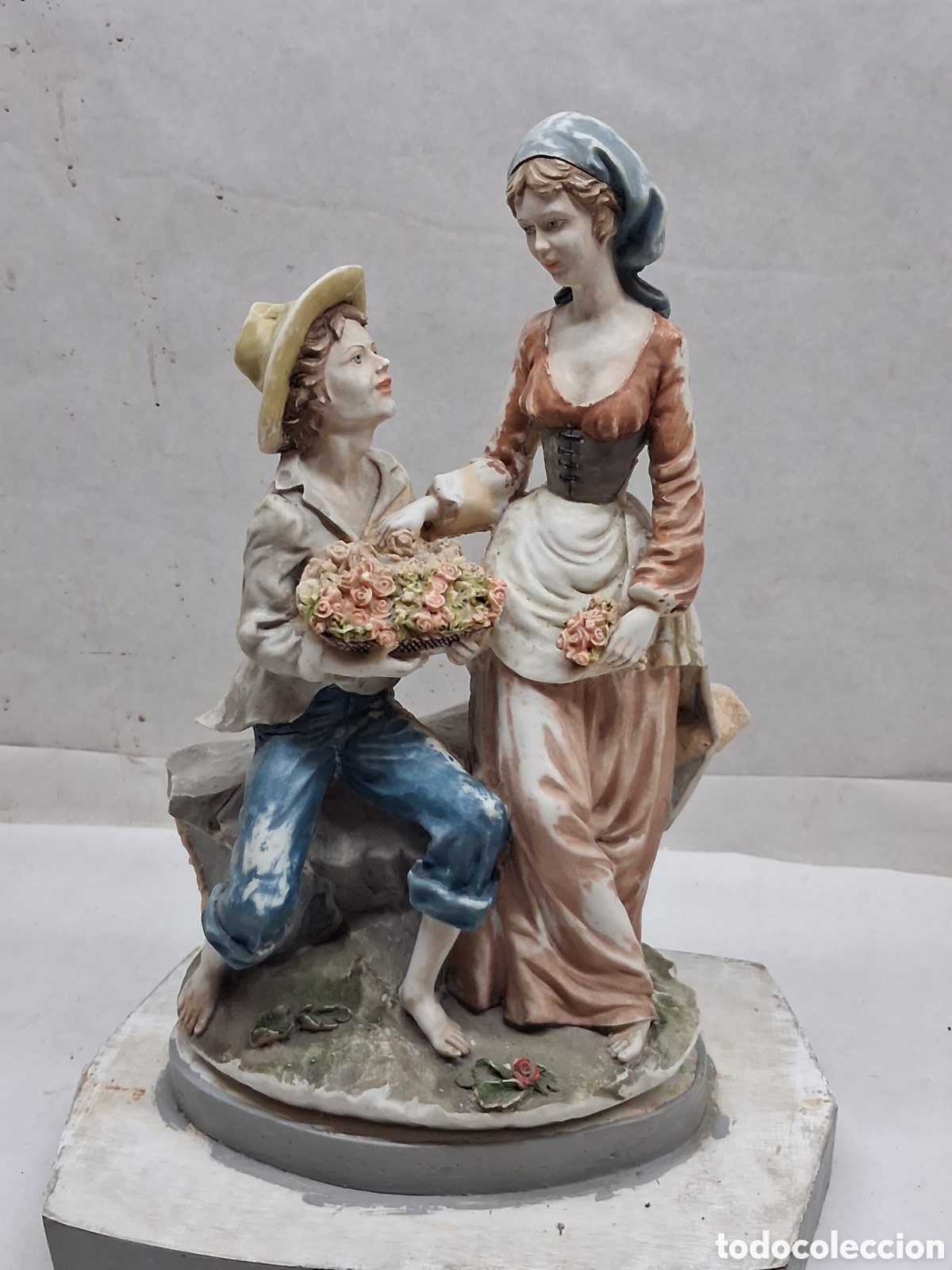Vintage: Pareja j&oacute;venes con flores - Foto 1