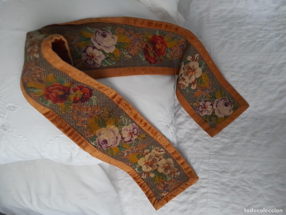 Vintage: Tira petit point con dise&ntilde;o de flores, borde y reverso de terciopelo color miel. Mide 1,20 m x 14 cm