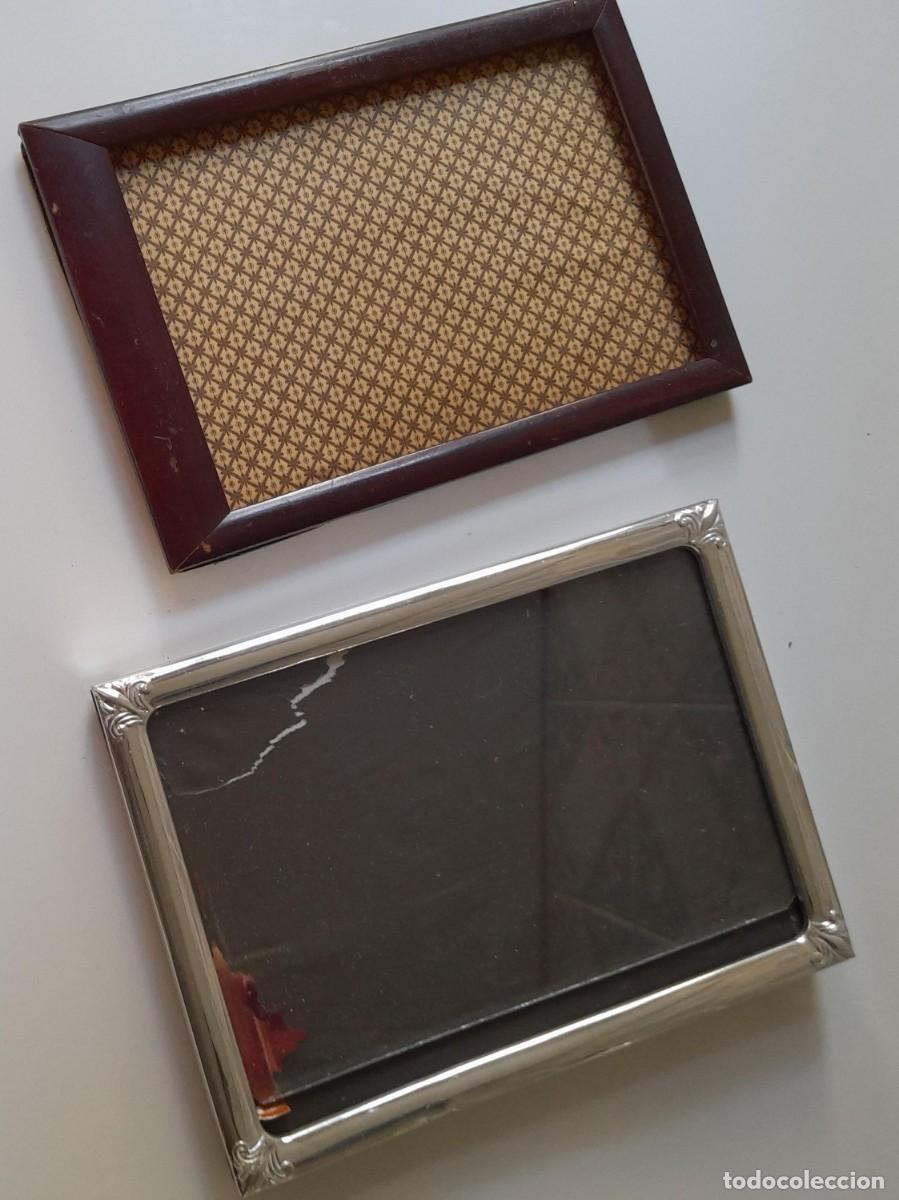 Vintage: Lote 2 Marcos para fotos, uno de madera y otro plateado con adorno flor de lis en los angulos.
