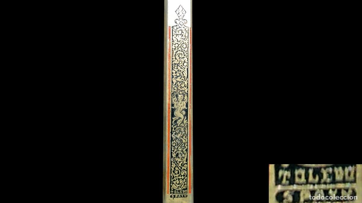 Vintage: ESPADA MINIATURA CON DAMASQUINADO TOLEDANO - ORO SOBRE ACERO PAVONADO - A&Ntilde;OS 1950-70