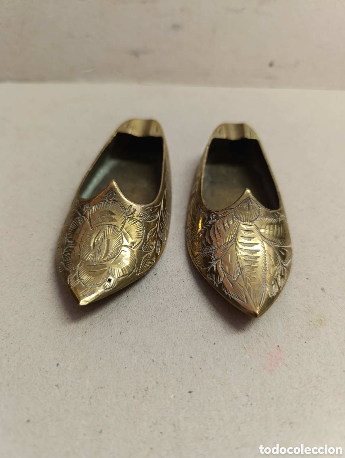 Vintage: PAREJA DE CENICEROS DE METAL DORADO, BRONCE, BABUCHAS. PEQUE&Ntilde;O TAMA&Ntilde;O.